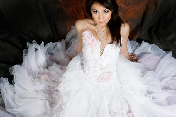 Panna młoda w pięknej białej sukience — Zdjęcie stockowe