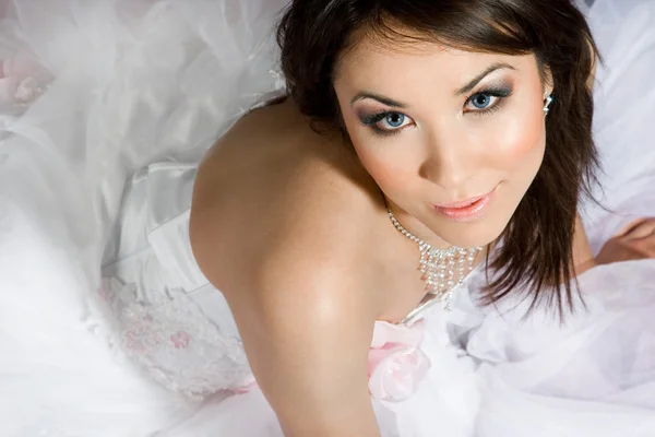 Braut im schönen weißen Kleid — Stockfoto