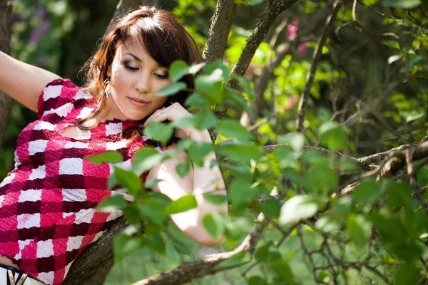 Hermosa chica en un bosque — Foto de Stock