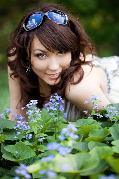 Inschrijving meisje in de tuin met bloemen — Stockfoto