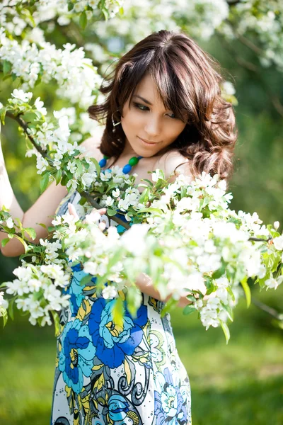 Menina macia no jardim com árvores floridas — Fotografia de Stock