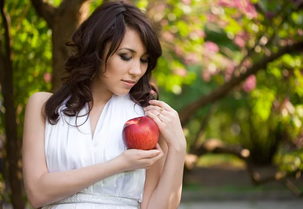 Kırmızı elma ile harika bir kız — Stok fotoğraf