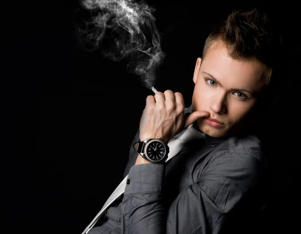 タバコと魅力的なビジネスマン — ストック写真