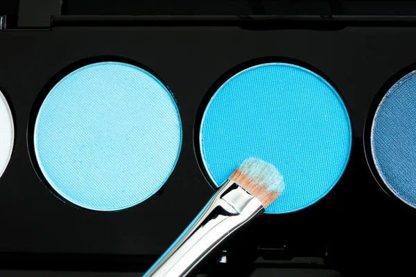 Sombras de pestanas de maquilagem e escova cosmética — Fotografia de Stock