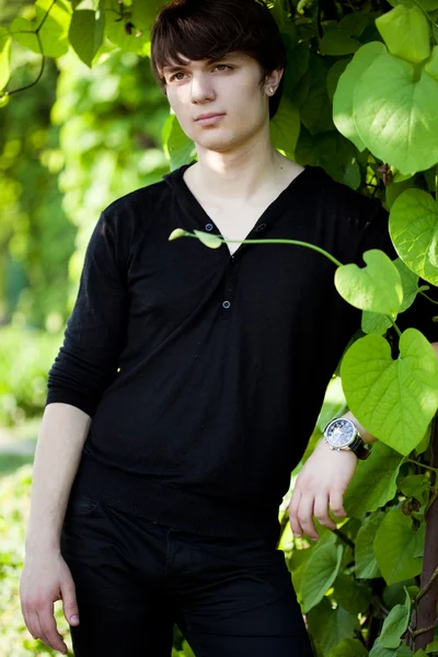 Homem atraente em camisa preta — Fotografia de Stock