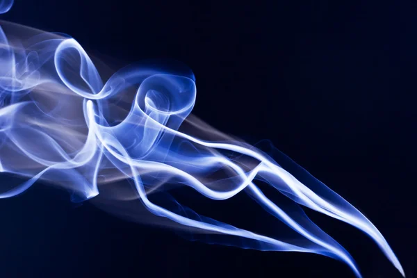 Fumo azul no fundo preto — Fotografia de Stock