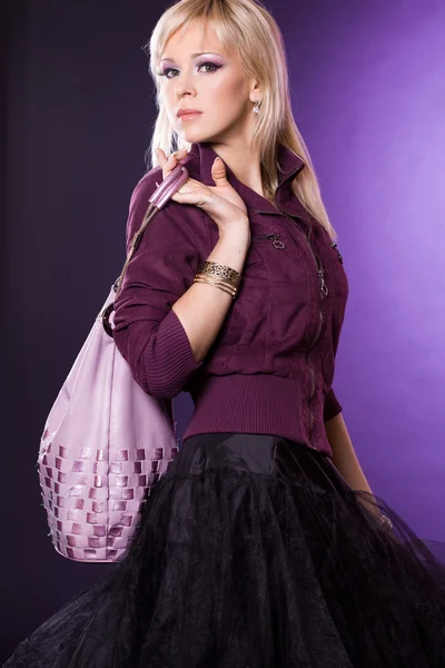 핸드백을 든 아름다운 패션 여성 — 스톡 사진
