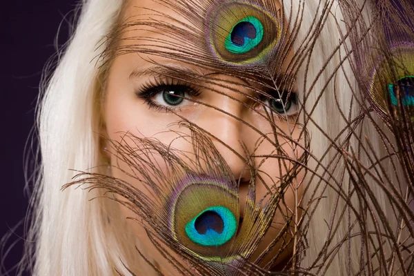 Sexy mujer de moda con plumas de pavo real — Foto de Stock