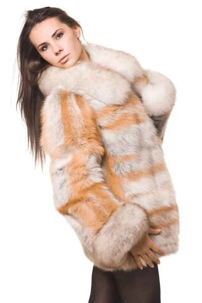 Hermosa mujer en un abrigo de piel — Foto de Stock