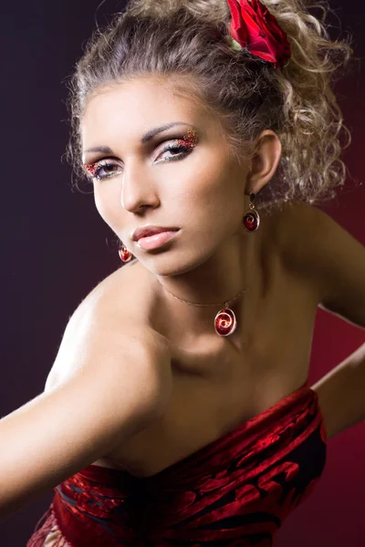 Krásná módní žena s červenou růží — Stock fotografie