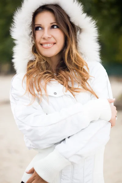 Boldog nő egy kabát prém — Stock Fotó