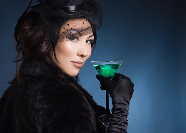 Krásná žena se sklenicí koktejlu — Stock fotografie