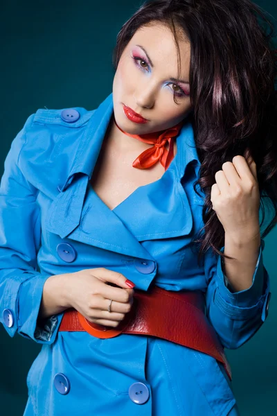 Elegante modische Frau in blauer Jacke — Stockfoto