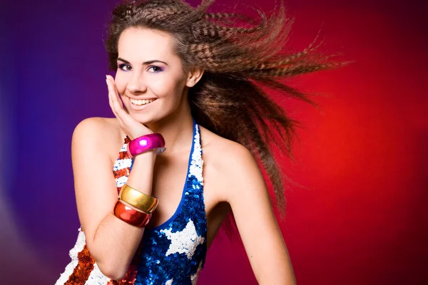 Amerikaans vrouw in gekleurde achtergrond — Stockfoto