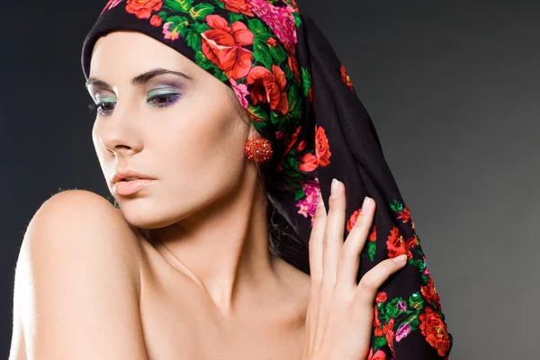 Modefrau mit schwarzer Kopfbedeckung — Stockfoto