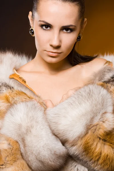 모피 코트를 입은 아름다운 여인 — 스톡 사진