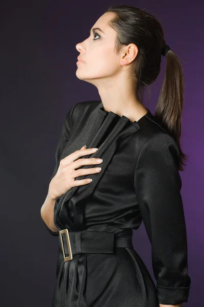 Sexig fashionabla kvinna på violett bakgrund — Stockfoto