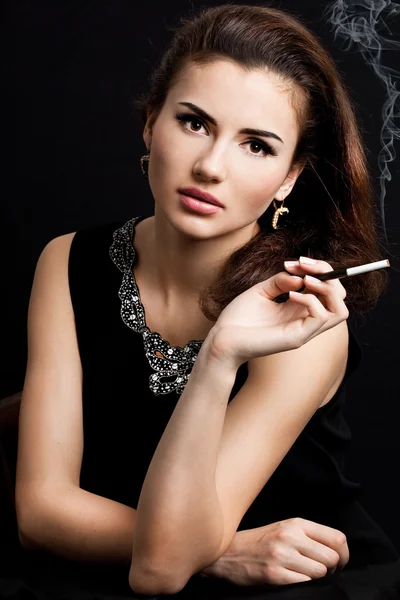 아름 다운 여자는 담배를 피우는 — 스톡 사진