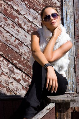 duvarın yanında seksi moda kadın