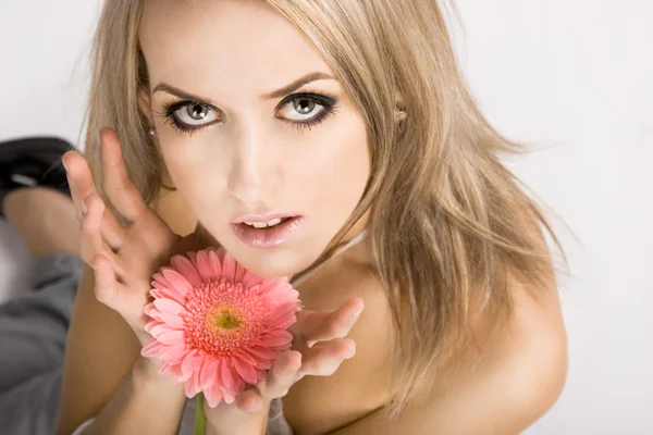 Tenera ragazza con fiore rosa — Foto Stock