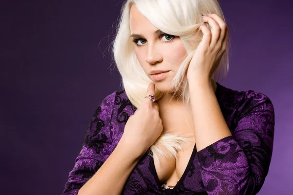 Sexy modische Frau auf violett — Stockfoto