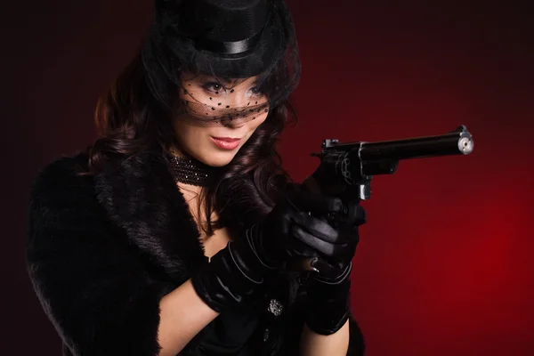 Elegáns hölgy egy pisztollyal a kezében — Stock Fotó
