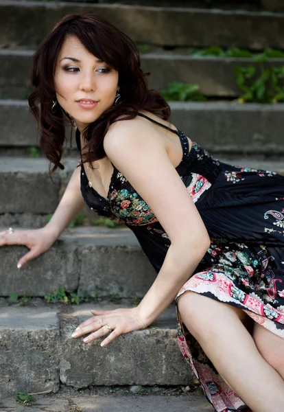 Menina bonita nas escadas — Fotografia de Stock