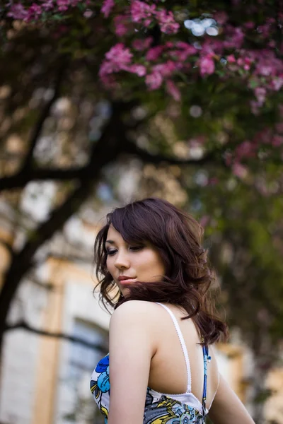 Chica tierna en el jardín con árboles de flores —  Fotos de Stock