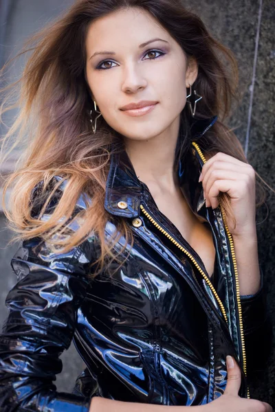 Beautiful woman in a leather jacket — Stock Photo, Image