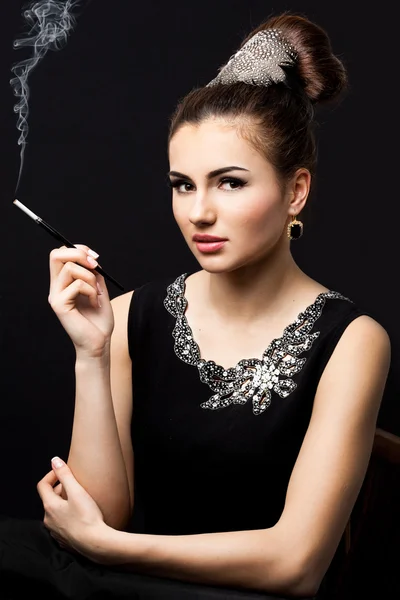 Gyönyörű nő cigarettavég — Stock Fotó