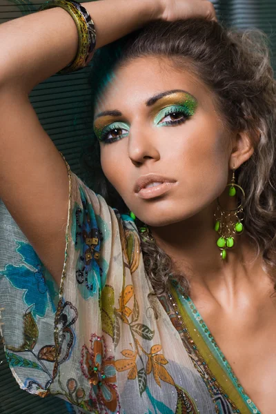 Sexig fashionabla kvinna på grön bakgrund — Stockfoto