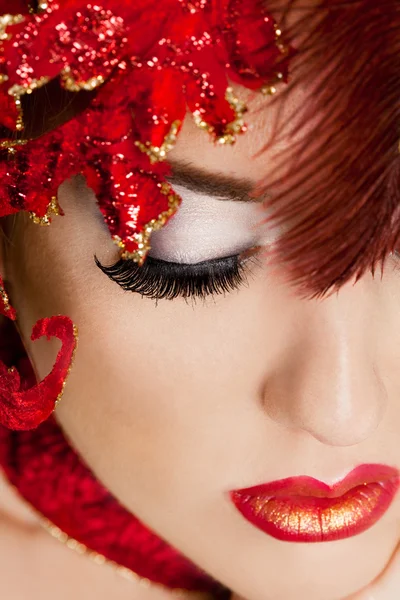 Hermosa mujer de moda con hojas de arte en la cabeza —  Fotos de Stock