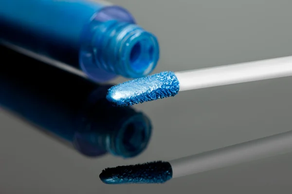 Blu brillantezza trucco ombretti con pennello — Foto Stock