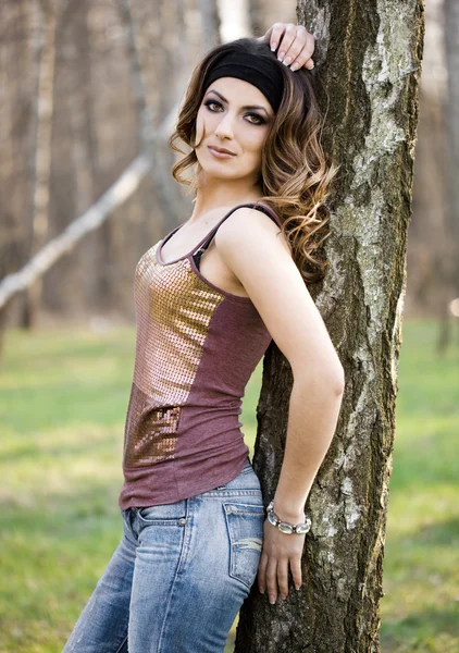 Mooi meisje in een birchwood — Stockfoto