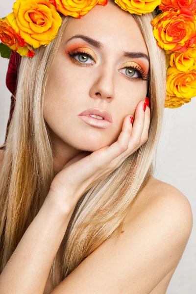Beautiful fashionable woman with roses — Stock Photo, Image