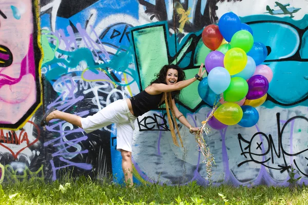 Gelukkige vrouw met kleurrijke ballonnen — Stockfoto