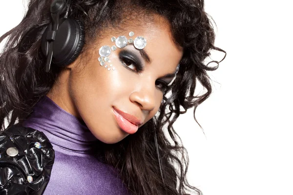 Mulatto girl DJ listens music with headphones — Stock Photo, Image