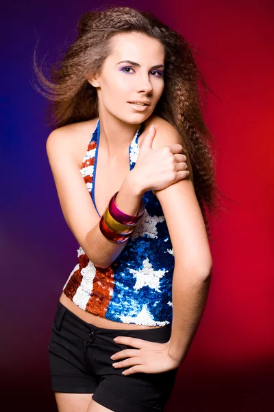 Amerikansk kvinna i färgad bakgrund — Stockfoto