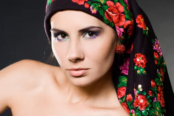 Modefrau mit schwarzer Kopfbedeckung — Stockfoto