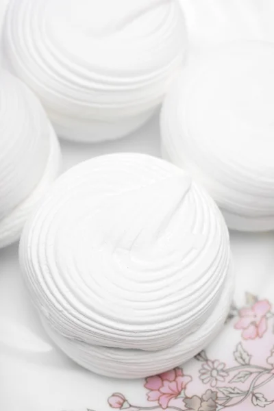 A lemez fehér sütemények — Stock Fotó