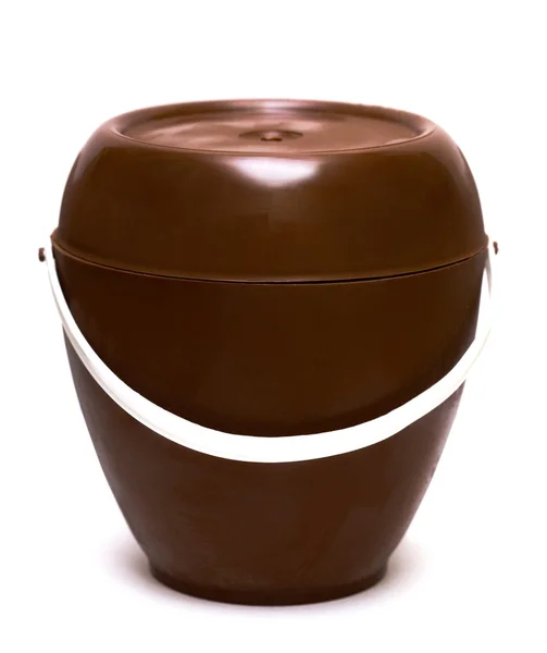 Gelato al cioccolato in cesto su fondo bianco — Foto Stock