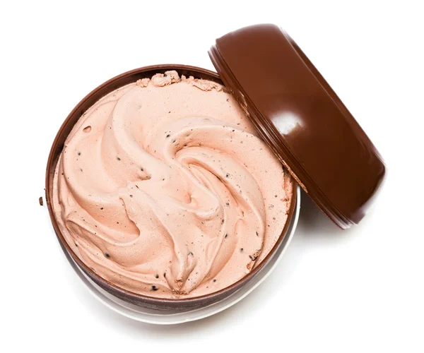 Sorvete de chocolate na cesta no fundo branco — Fotografia de Stock