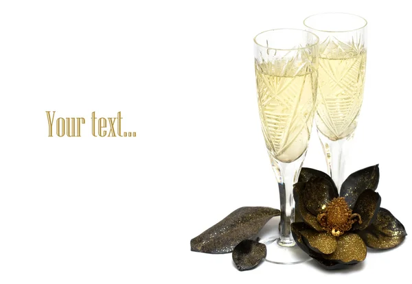 Şampanya ve altın çiçekli bardak — Stok fotoğraf