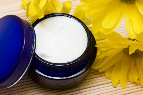 Cosmetic moisturizing cream with chamomiles — Stock Photo, Image