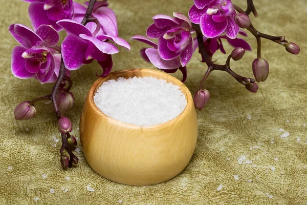 Курортные принадлежности (соль для ванн в миске и цветы орхидей) — стоковое фото