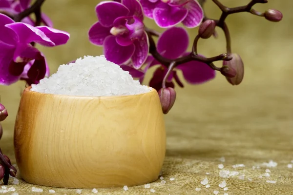 Spa essentials (badsalt i en skål och blommor av orkidéer) — Stockfoto