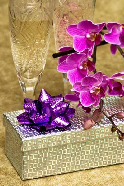 Caja de regalo con orquídea morada —  Fotos de Stock