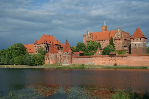 Malbork kasteel uit de overkant van de rivier — Stockfoto