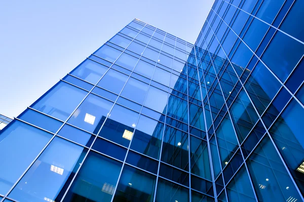 Perspektiv glasvägg i skyskrapa — Stockfoto