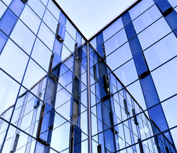Перспективная стеклянная стена небоскреба — стоковое фото